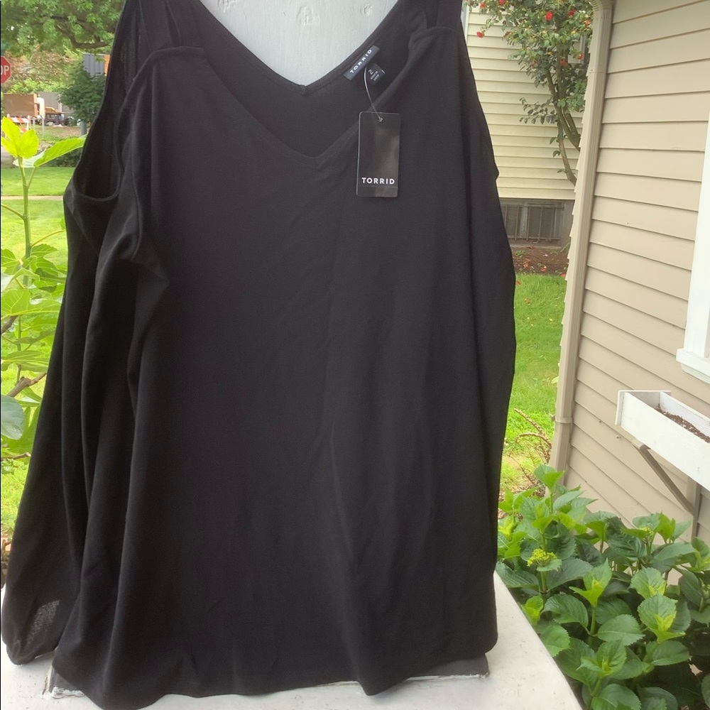 NEW TAG TORRID SIZE 2X BLACK DOUBLE STRAP COLD SHOULDER LONG SLEEVE BLOUSE